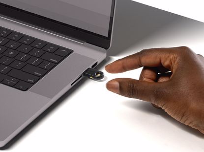 Fotografija izdelka Varnostni ključ Yubico YubiKey 5C FIPS, USB-C, črn