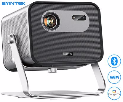 Fotografija izdelka BYINTEK UFO R90 MAX prenosni LED DLP projektor, GoogleTV, Dual WIFI, Bluetooth, 2200 ANSI lumnov, samodejni fokus, STEREO zvočniki, stojalo, max 4K UHD, USB / HDMI / AUX / RJ-45